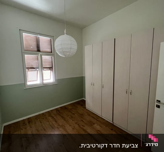 קיר צבוע בשני גוונים, ירוק ולבן